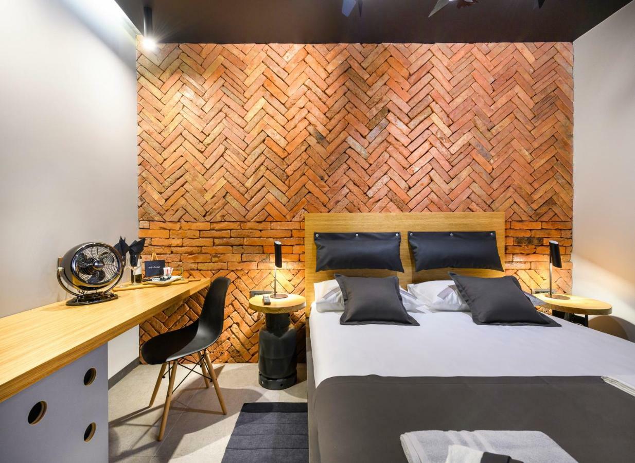 Split Industrial Design Rooms Экстерьер фото