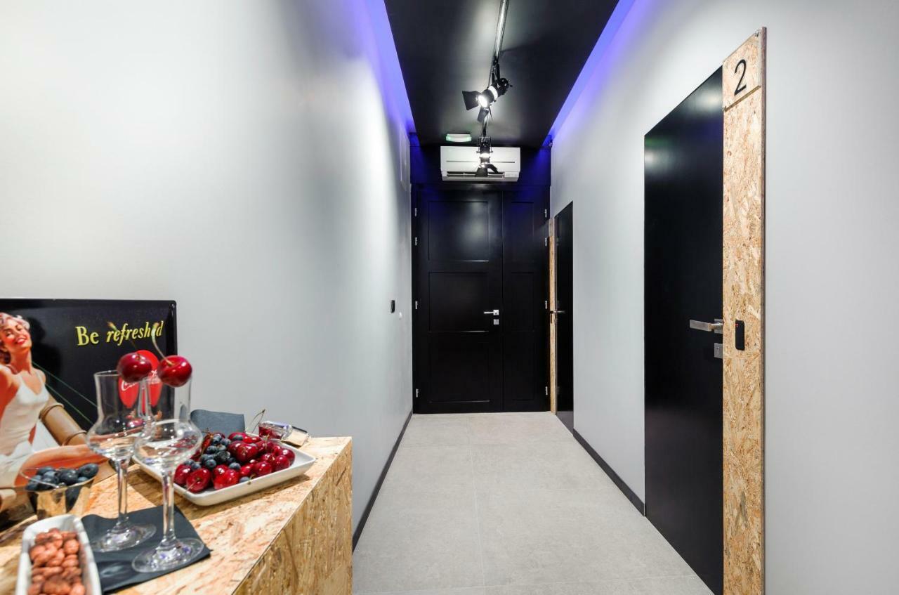 Split Industrial Design Rooms Экстерьер фото