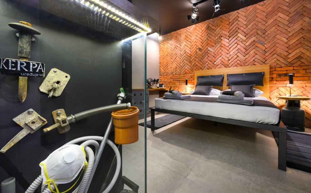 Split Industrial Design Rooms Экстерьер фото